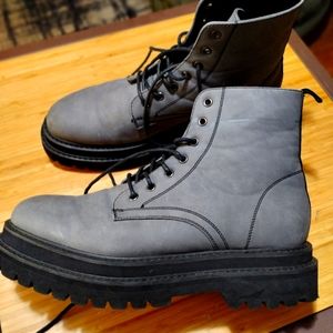 Men's size 10 grey platform boot